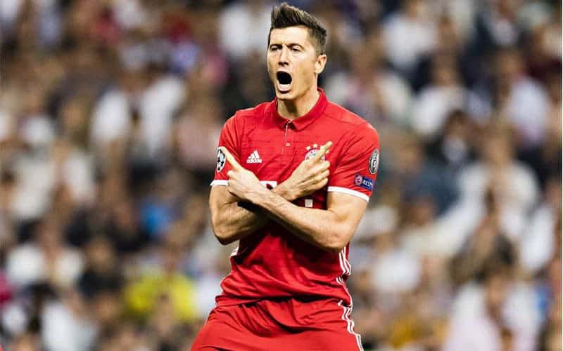 Lotta tra numeri 9: Lewandowski vola, &egrave; lui il centravanti pi&ugrave; forte al mondo? Il sondaggio