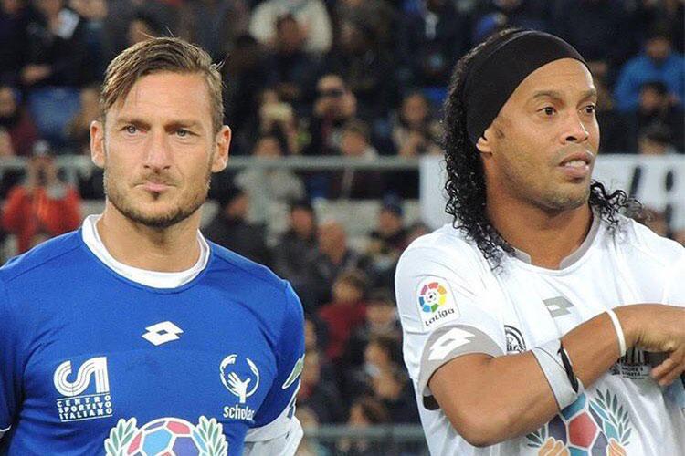 Ronaldinho, parole di elogio per Totti: &ldquo;E&rsquo; uno dei pi&ugrave; grandi della storia&rdquo;